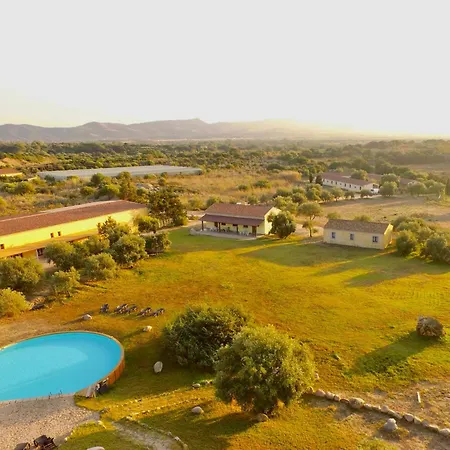Lägenhetshotell Lofts With Private Outdoor Area And Swimming-pool In Badesi