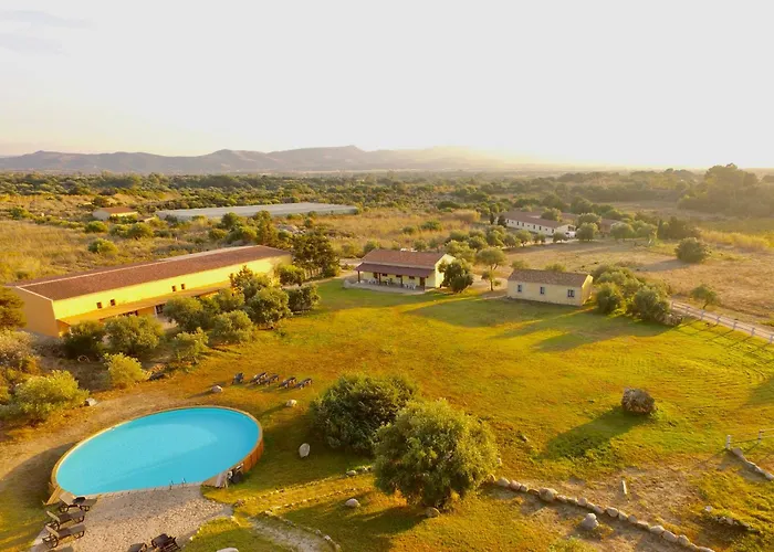 Ξενοδοχείο με διαμερίσματα Lofts With Private Outdoor Area And Swimming-pool In Badesi