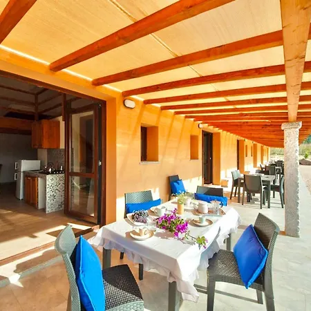 Lofts With Private Outdoor Area And Swimming-pool In מלון דירות באדזי